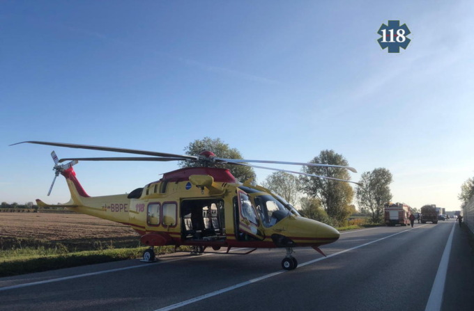 Precipita con il parapendio su un prato e sbatte la testa: grave una 46enne