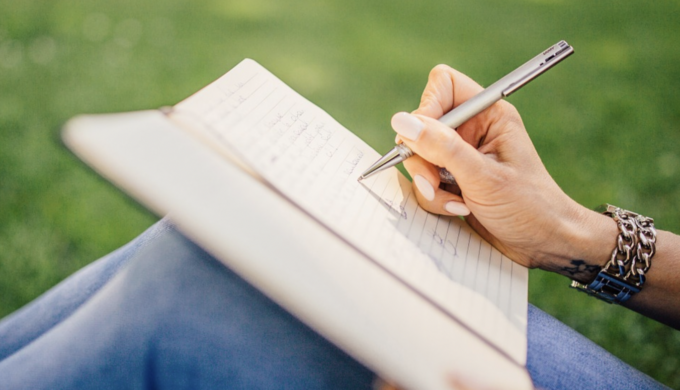 Chi è il Ghost Writer, cosa fa e quanto guadagna?