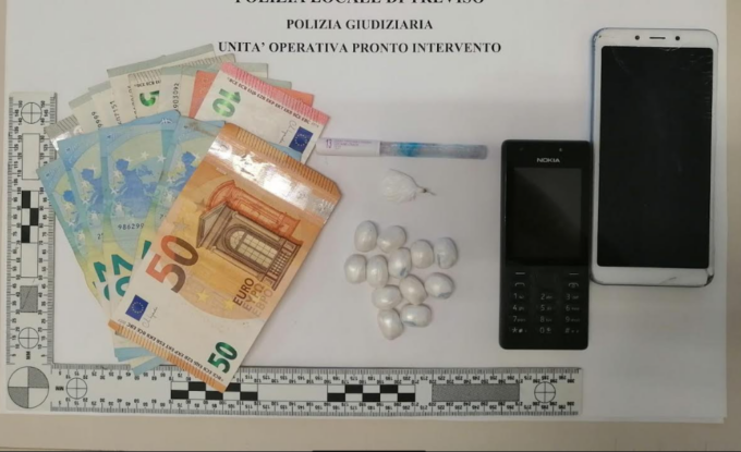 Arrestato pusher 40enne che nascondeva le dosi di cocaina nelle manopole della bicicletta