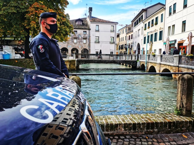 Sfila dal collo di un’anziana la catenina d’oro con la “tecnica dell’abbraccio”: 27enne denunciata