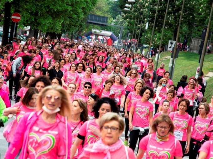 Ottomila donne e Treviso si colora di rosa: uno spettacolo lungo 7 chilometri nel cuore del centro storico