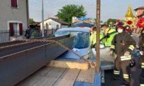 Il carico sporgente di un camion trapassa il vetro di un'utilitaria: conducente vivo per miracolo