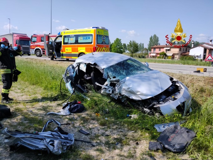 Grave incidente tra auto e camion, tre feriti (di Conegliano) tra cui una bimba di un anno e mezzo