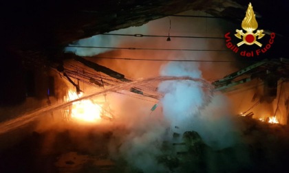Inferno di fuoco nel capannone agricolo: le foto dell'incendio di stanotte