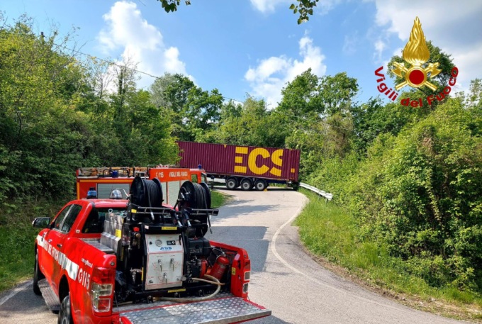 Camion bloccato sui tornanti a Tarzo, non riesce più a salire: intervengono i Vigili del fuoco