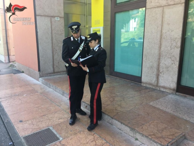 Preleva denaro al bancomat ma i soldi finiscono… nelle tasche di un funambolico malvivente