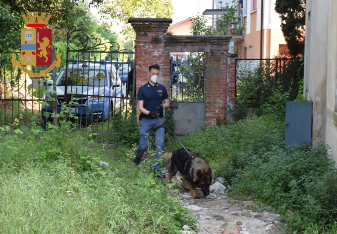Casolare occupato da clandestini: trovata anche della droga