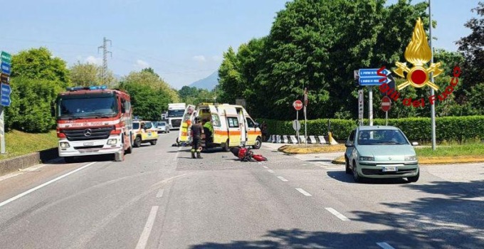 Svolta di colpo a sinistra all’incrocio e travolge la moto: centauro 32enne in prognosi riservata