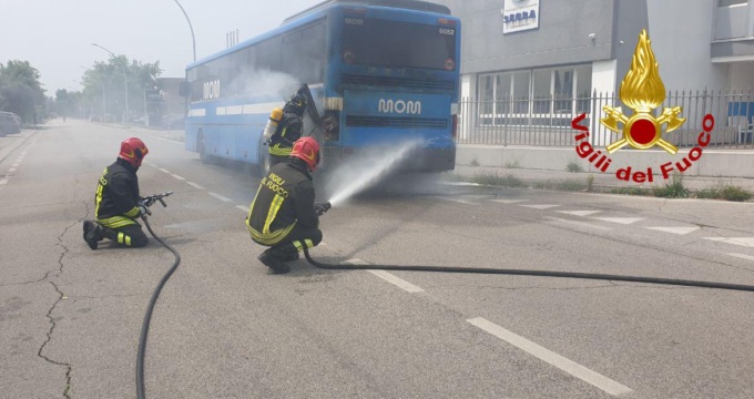 Momenti di paura a Castelfranco, l’autobus prende fuoco: l’intervento dei Vigili del fuoco