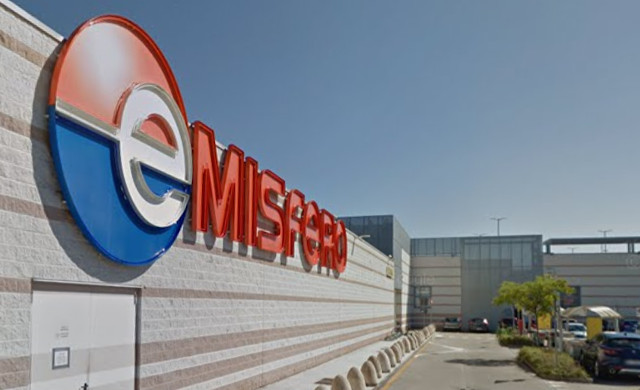 Tenta di uscire dal supermercato senza pagare, scoperta prende a schiaffi l’addetto alla sicurezza