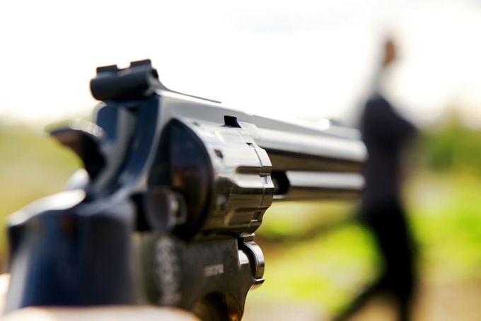 “Volevo spaventare gli animali…”: 51enne si mette a sparare per strada seminando il panico