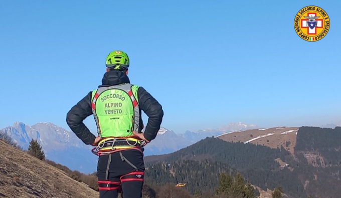 La vela si chiude e precipita con il parapendio: pilota 78enne ritrovata sana e salva!
