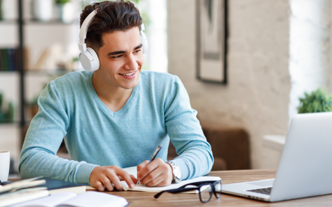 Organizzare il materiale didattico prima degli esami: il metodo che aiuta a studiare meglio senza perdere tempo