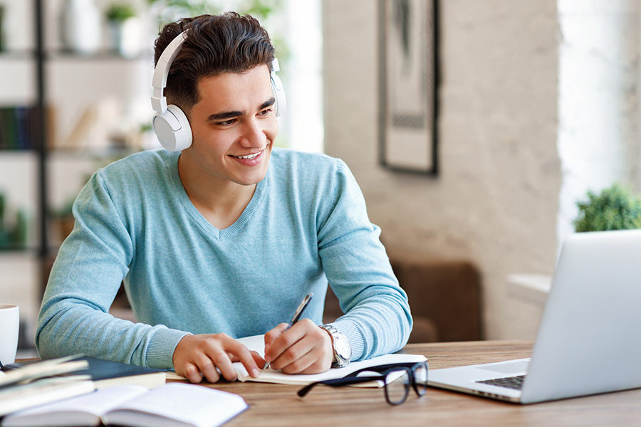 Organizzare il materiale didattico prima degli esami: il metodo che aiuta a studiare meglio senza perdere tempo