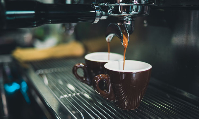Barista aggredita da un cliente abituale ad Asolo: per un caffè sospeso