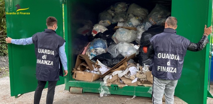 La fabbrica tessile era in realtà una “discarica” dove si lavorava in condizioni di assoluto degrado