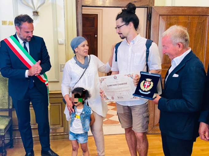 Ha salvato la bimba caduta dal balcone: riconoscimento in Comune per Lorenzo Tassoni