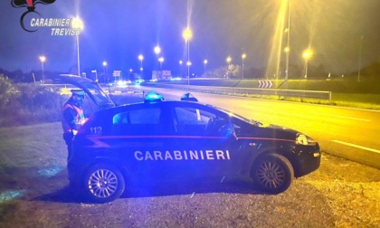 Conegliano, operaio rapinato fuori dal "Safari Club": caccia all'aggressore della bottiglia