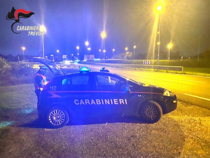 Conegliano, operaio rapinato fuori dal “Safari Club”: caccia all’aggressore della bottiglia