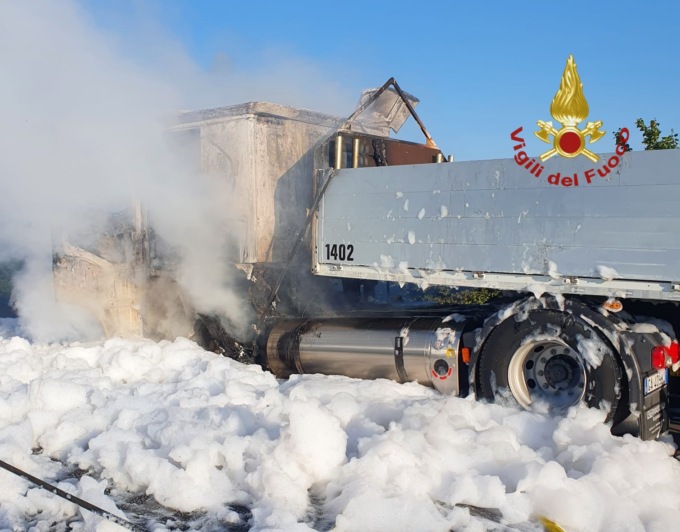 Autostrada A4 tra Cessalto e San Stino, traffico in tilt: le foto dell’incendio del camion