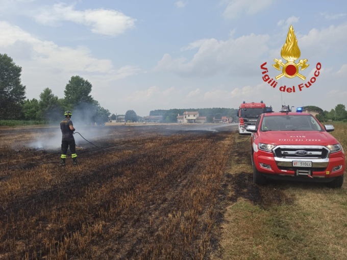 Prende fuoco una rotoballa di fieno e le fiamme si estendono al campo agricolo