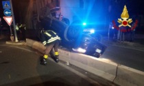 Incidente tra auto in centro a Treviso, una si ribalta: due feriti