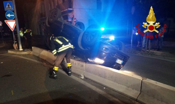 Incidente tra auto in centro a Treviso, una si ribalta: due feriti
