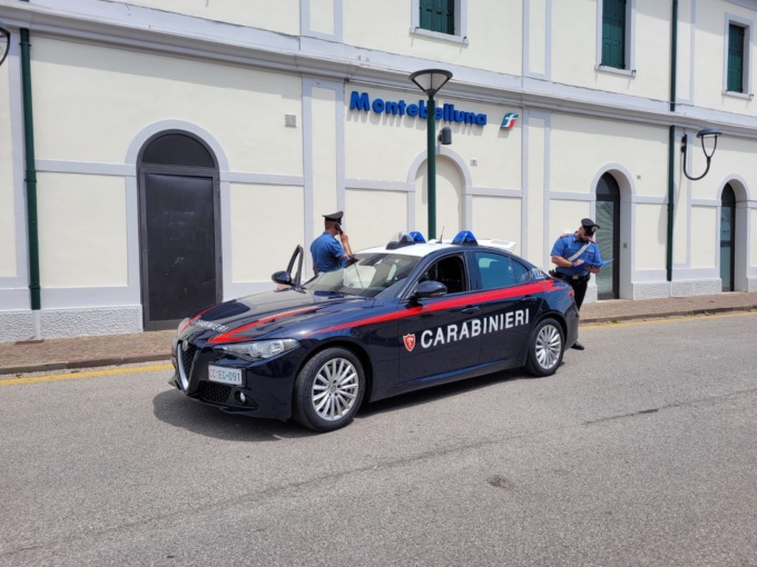Salgono sulla corriera senza biglietto, poi scatenano un’accesa lite e devono intervenire i Carabinieri