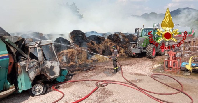 Incendio di balle di fieno in un’azienda agricola di Asolo: morti tre bovini