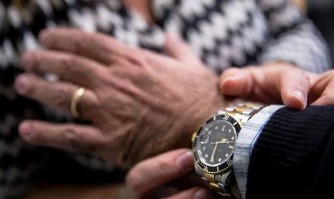 “Salve, vorrei un’informazione” e in un attimo gli sfila il Rolex