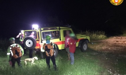 Padre e figlia bloccati su un salto di roccia di notte: soccorritori guidati dalla cagnolina di famiglia