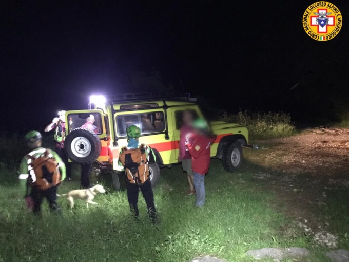 Padre e figlia bloccati su un salto di roccia di notte: soccorritori guidati dalla cagnolina di famiglia