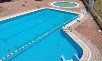 Paura alla piscina comunale, bambina si sente male in acqua e rischia di annegare