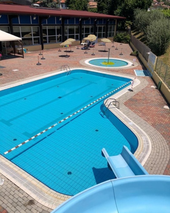 Paura alla piscina comunale, bambina si sente male in acqua e rischia di annegare