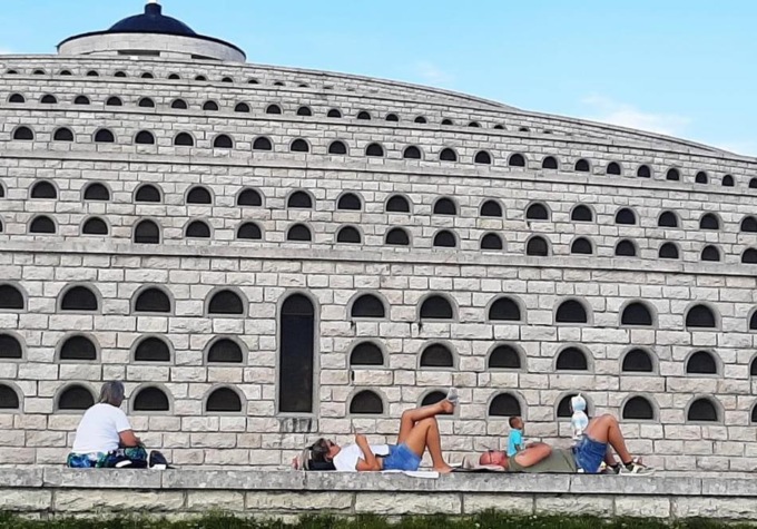 Prendono il sole sul Sacrario militare di Cima Grappa, Donazzan: “Condotta inaccettabile”