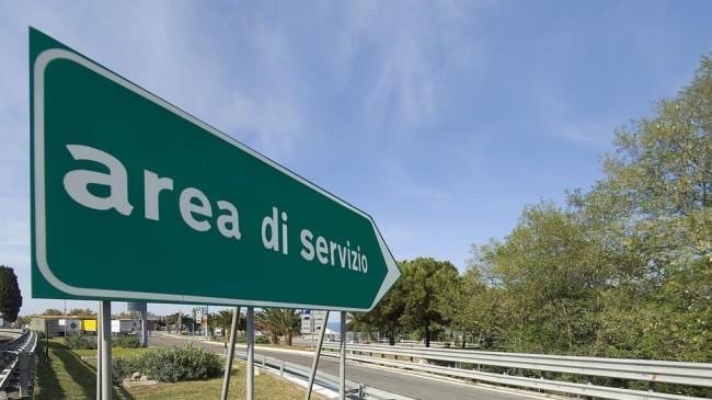 Ragazzino straniero abbandonato in autostrada dai genitori, il sindaco di Cessalto: “Ci costa 150 euro al giorno”