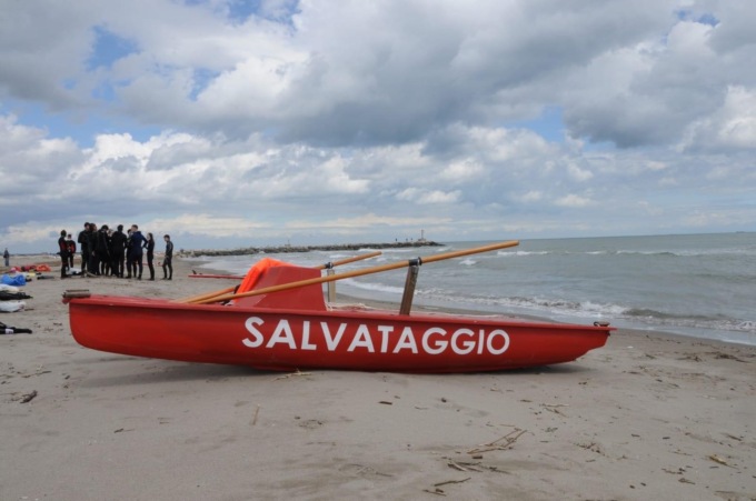 Si tuffa in mare dal pedalò e non riemerge più, salvato dall’amica 14enne: sono entrambi trevigiani