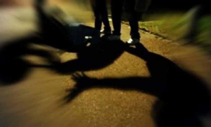 Preso a calci e pugni e derubato della collanina d’oro: 18enne finisce all’ospedale