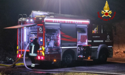 Scaricano rifiuti vegetali nel parcheggio pubblico e poi li bruciano: l'incendio si estende al terreno agricolo