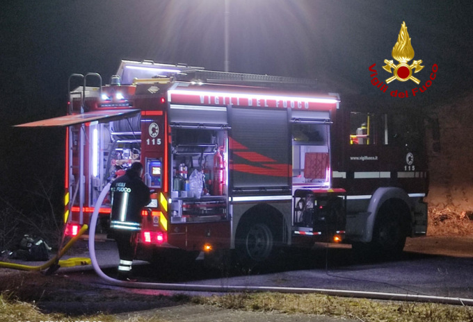 Scaricano rifiuti vegetali nel parcheggio pubblico e poi li bruciano: l’incendio si estende al terreno agricolo