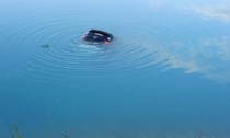 Spresiano, le foto dell'auto che dal parcheggio è "scivolata" nel lago Le Bandie