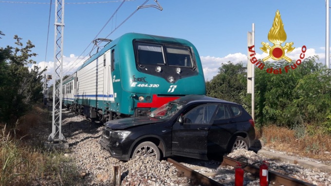 Montebelluna, le foto dell’incredibile incidente al passaggio a livello: ecco cos’è successo!