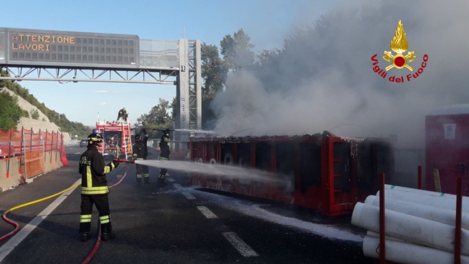 Incendio in Autostrada A27: in fiamme un container all’interno di un cantiere