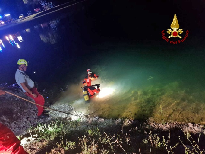 Entra nel laghetto di notte per fare una nuotata: il 33enne Mauro muore annegato sotto gli occhi degli amici