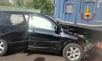 Le immagini del violento incidente tra due auto e un camion
