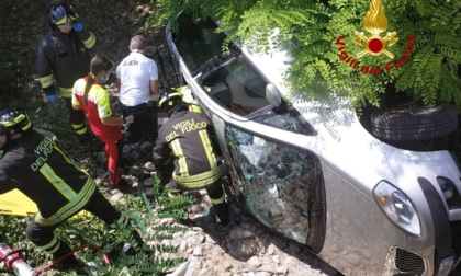 Cornuda, auto finisce rovesciata su un fianco in un canale d’acqua secco: ferito il conducente