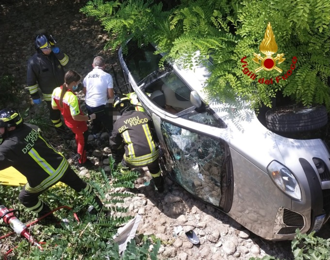 Cornuda, auto finisce rovesciata su un fianco in un canale d’acqua secco: ferito il conducente