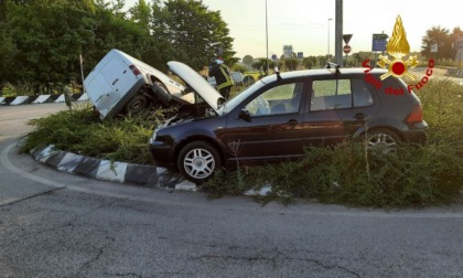 Violento incidente tra un'auto e un furgone: due feriti