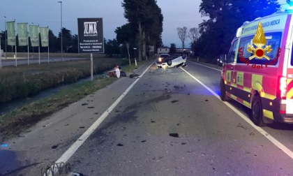 Scontro tra auto a Paese, quattro feriti e un'auto rovesciata