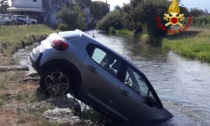Il freno a mano non tiene e l'auto scivola nel fiume Meschio